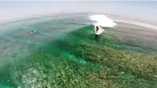 【空撮動画】モルディブ透明度が高い海でのサーフ