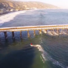 【空撮動画、正面動画】桟橋の間もくぐるロングライドのロサンゼルスマリブのサーフムービー