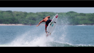 【動画】闘鶏（とうけい）とサーフィンのMIX動画：Marc Lacomare(マーク・ラコマレ)