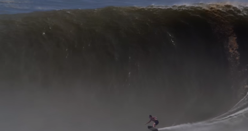 Brad Domke(ブラッド・ドンケ)スキムボードでプエルト・エスコンデュードの大波に乗る。