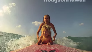 【動画】2歳の子供とお母さんがロングボードでするサーフィンw
