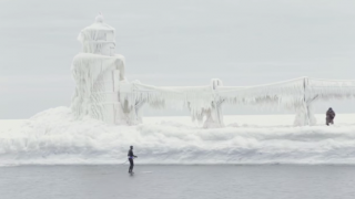 【動画】北極？南極？いえいえ一月下旬のミシガン湖、パドルボード動画