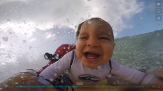 【動画】 9 ヶ月の赤ちゃんをボディーボードでお父さんと乗る！！