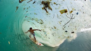 【画像】サーフィンの楽園南インドネシアは深刻なゴミ問題を抱えている
