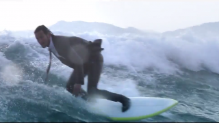【動画】スーツ姿でキレキレのサーフィン！QUIKSILVERのウエットスーツ素材のスーツのCM