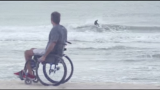 【動画】腰から下の麻痺の彼を背負ってサーフィン、夢を叶えるために立ち上がったMartín Passeri(マーティン・パサーリー)