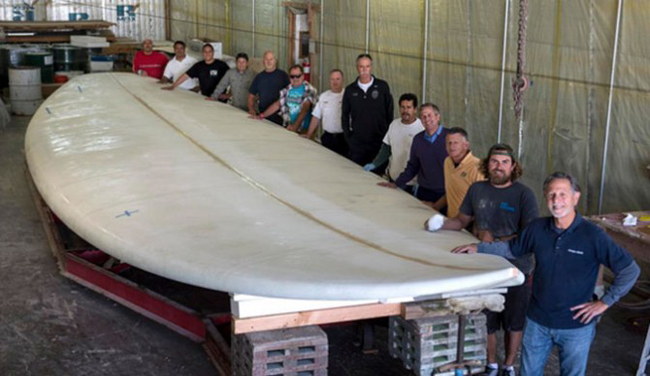 ハンティントンビーチシェイプギネス世界記録のために42フィートサーフボードを作成
