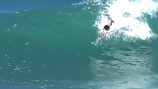 【動画】ボードを使わず、身体一つだけで波に乗る奥深いボディサーフィン