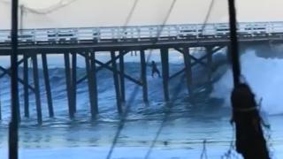 【動画】Laird Hamilton(レイアード・ハミルトン) がマリブ桟橋の下をライディングでくぐる！