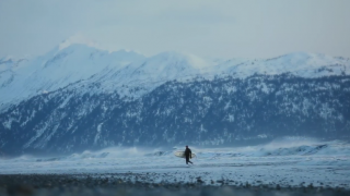 【動画】もう目の前は冬！寒い地域でもサーフィンを楽しむ人達inアラスカ