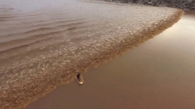 カナダのペティットコーディアックでの津波にライディングする動画