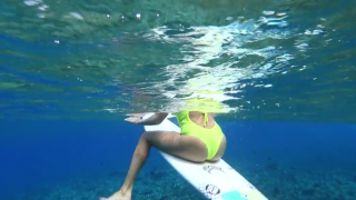 【動画】世界に誇る美しい海、ミクロネシアでサーフガールが魅せるサーフィン