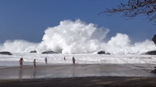 【動画】危ないけれど楽しそう！　カウアイ島のショアブレイク