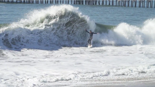 【動画】カリフォルニア州のハンティントン・ビーチのスポット、ビーチブレイクの様子