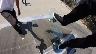 【動画】ガラススケートボードに乗ることを試みたが・・・・・