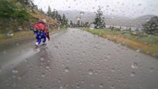 【動画】土砂降りの雨でダウンヒルスケートボード