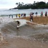 【動画】ハワイで川の増水をうまく使ってサーフィン