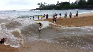 【動画】ハワイで川の増水をうまく使ってサーフィン