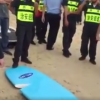 【動画】サーフィン禁止のビーチで起こった男性の末路