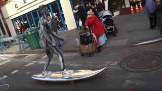 【動画】SILVER SURFERがニューヨークに降り立つ！