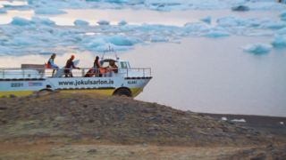 【動画】3人のサーファーがアイスランドの氷山の中サーフィン