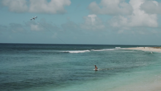 【動画】ドローンで引っ張ってもらってハワイの波にスキムボードでチャレンジ