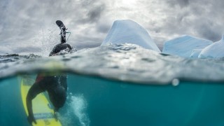 【動画】波が凍る？レットブルが送る南極のサーフ映像