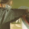 【動画】2歳のキュートなサーフボードのシェイパー