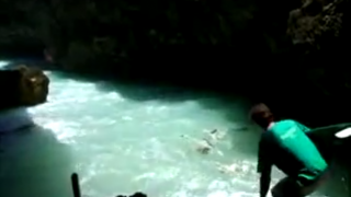 【動画】バリのサーフスポットは洞窟の中からゲット