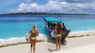【動画】サーフィン三昧の島が！美女二人がインドネシアでトリップ