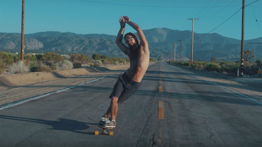 Skrillexの新しいミュージックビデオに登場する魅力的なロングボードスケーター