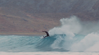 【動画】夏目前！ Mick Fanning の休暇中のアイスランドサーフィン