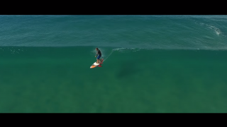 【動画】ハイドロフォイルサーフボードで透明度の高い波へライディング！
