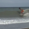 【動画】フィリピンの子供は板からスキムボードを作成して波に乗る！