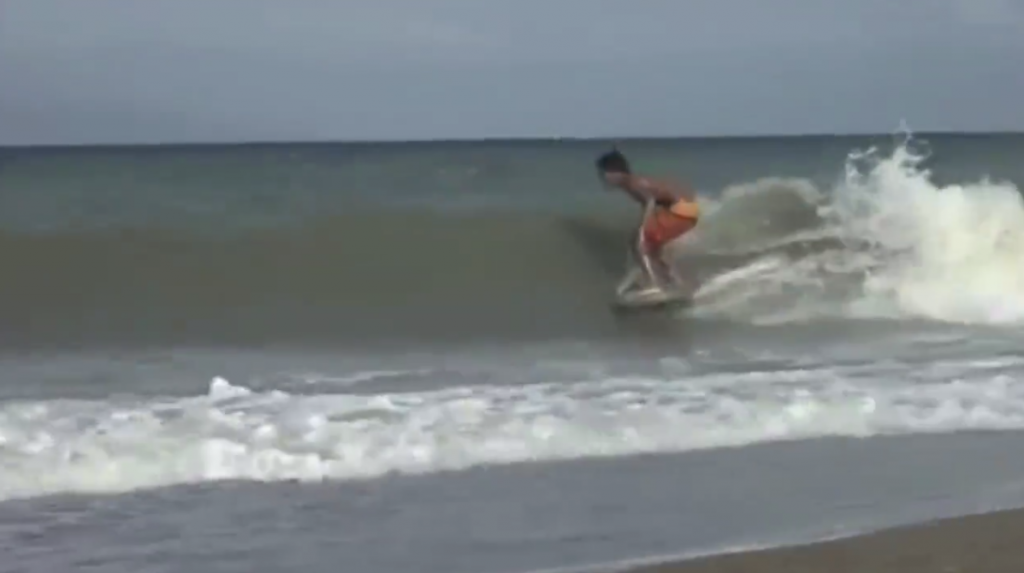 フィリピンの子供は板からスキムボードを作成して波に乗る！