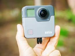 GoProの最新カメラを使用してタヒチのチューブを二人のサーファーが挑む！_1