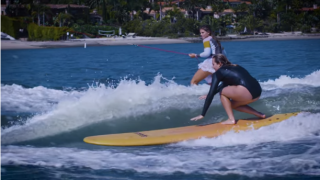 【動画】女性プロサーファーがボートサーフィンで楽しむ