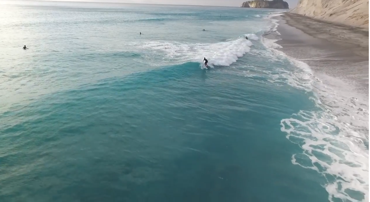 動画 新島で市東重明さんがツインフィッシュボードをライディング Surf How