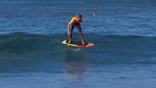 【動画】カイ・レニー(KAI・LENNY)が6分間一度も下りずに11個の波を乗り続ける